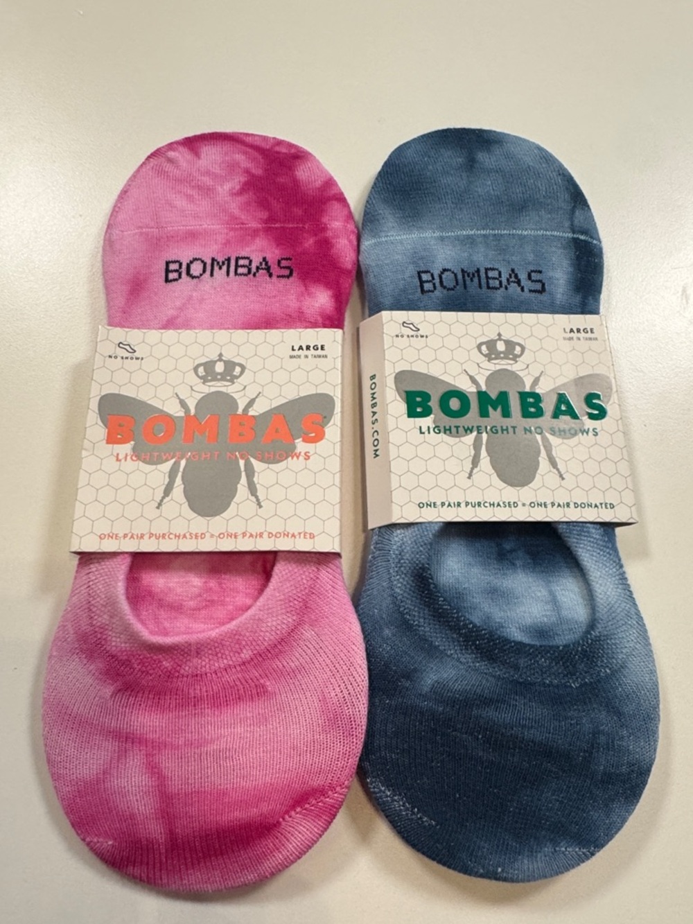 Bombas NWT Tie Dye No Show Socks 2 PR 1PR-PNK 1PR-Blu SZ: LRG Fits women 7-9